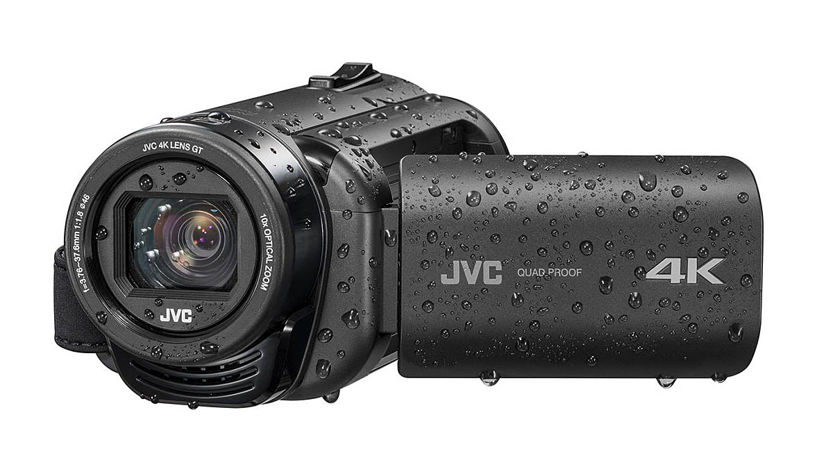 Videokamera JVC GZ-RY980 v efektní demonstraci odolnosti