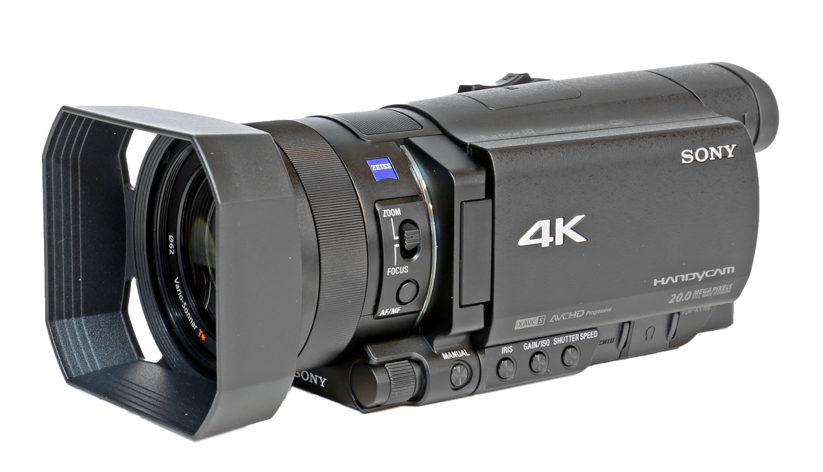 Videokamera Sony FDR-AX10 v přední perspektivě...
