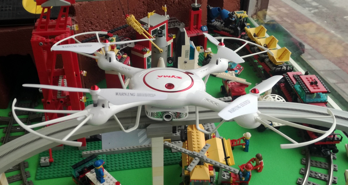 Syma X5UW-D - elegantní bílý dron s naším Legem Syma X5UW-D - elegantní bílý dron s naším Legem