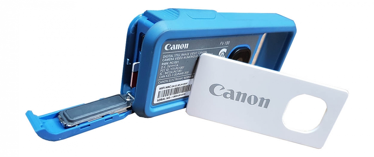 Otevřená vodotěsná dvířka pro kartu a zdířku USB... Otevřená vodotěsná dvířka pro kartu a zdířku USB...