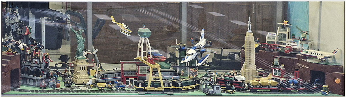 LEGOLAND v detailu přes sklo výlohy z ulice Mezníkova LEGOLAND v detailu přes sklo výlohy z ulice Mezníkova