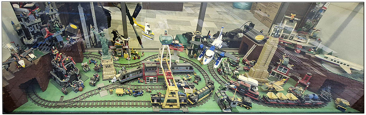 Pohled na LEGOLAND přes výlohu z ulice Mezníkova...