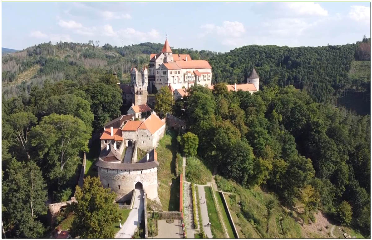 IKONICKÝ pohádkový hrad Pernstejn - 40km od Brna...