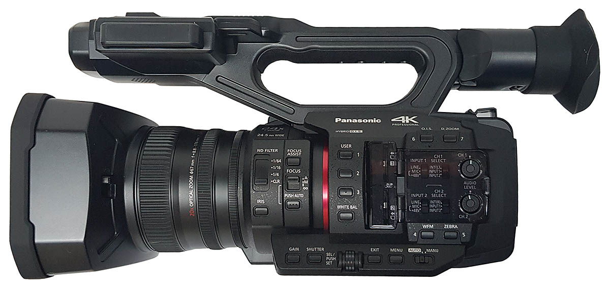 Videokamera Panasonic HC-X2 v detailu z levého boku