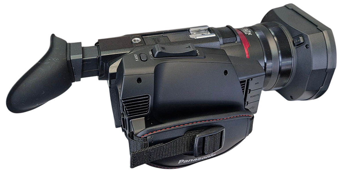 Videokamera Panasonic HC-X1600 v zadní perspektivě