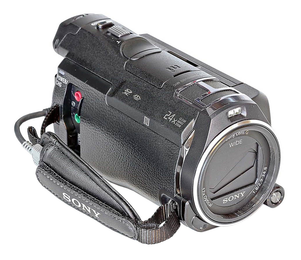 Videokamera Sony HDR-PJ810 v přední perspektivě 