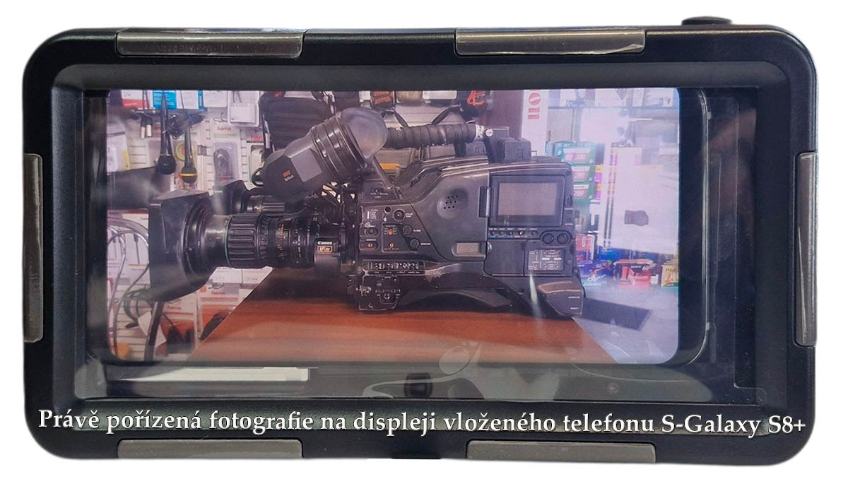 Mobilní telefon Samsung Galaxy S8+ právě fotil kameru