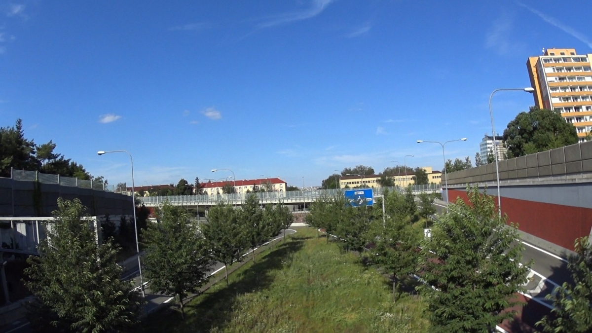 Políčko z videa Sony AZ1: kruhový objezd z mostu