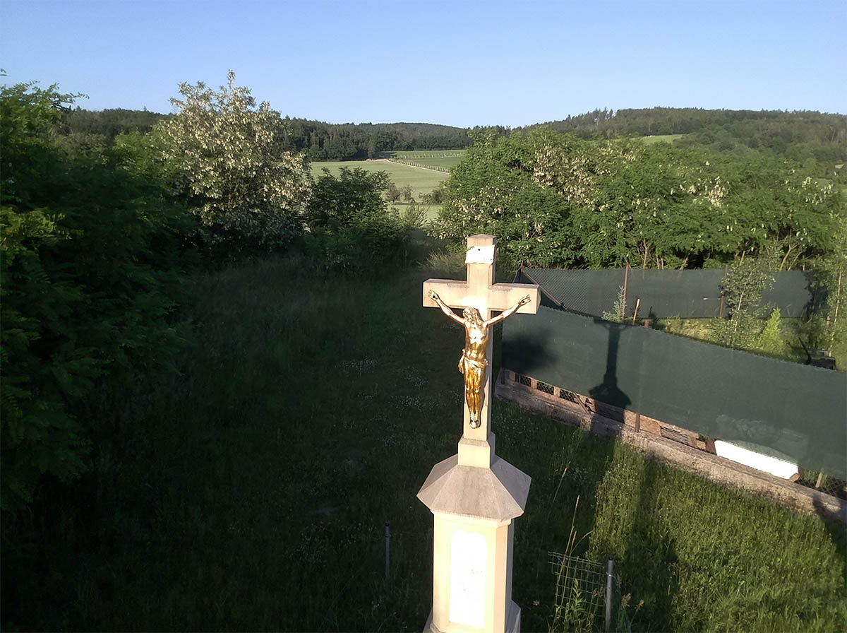 Snímek z DJI TELLO: Boží Muka u Jinačovic asi z 5 metrů