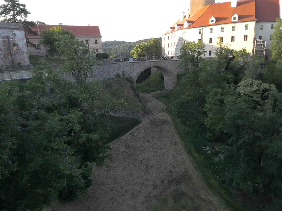 DJI TELLO - ze tří snímků hradu Veveří: prostřední část