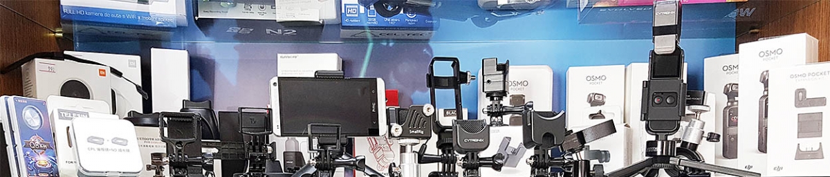 Detail naší vitrínky: poličky s DJI OSMO Pocket a doplňky Detail naší vitrínky: poličky s DJI OSMO Pocket a doplňky